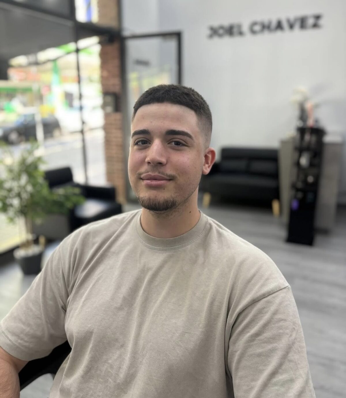 Buzz cut con perfilado