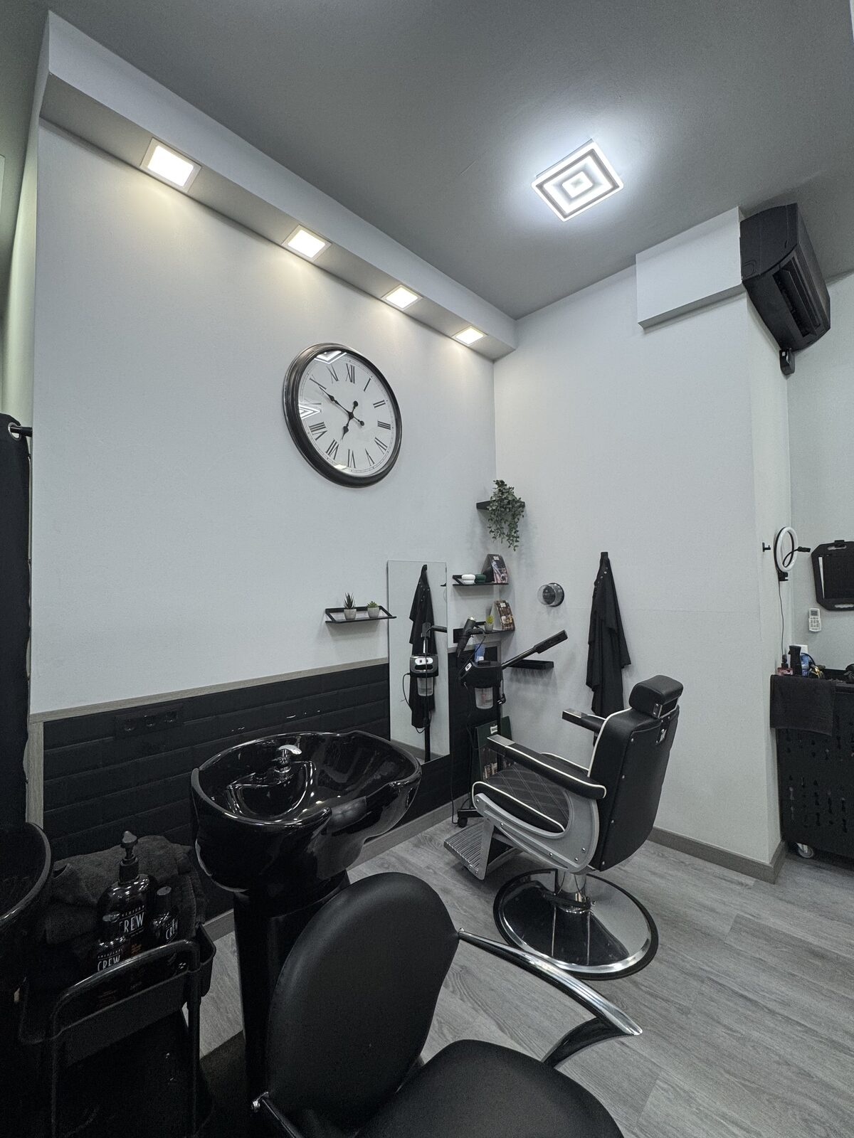 Interior de Joel Chavez Barbershop